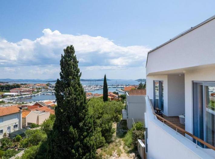 Villa pour 10 personnes, avec piscine ainsi que sauna et terrasse, animaux acceptés à Tribunj - 2