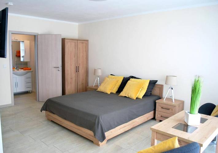 Ferienwohnung für 2 Personen, mit Balkon und Terrasse sowie Garten und Ausblick in Willich