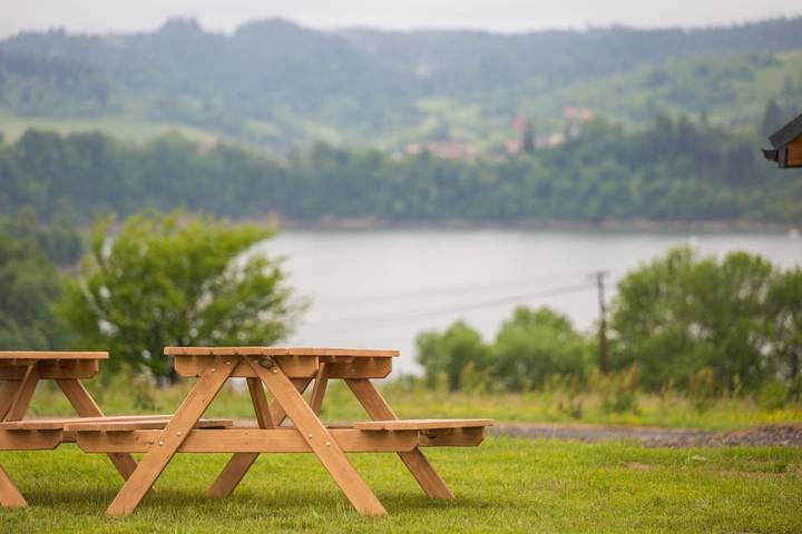 Domek letniskowy dla 5 osób, z taras i widok na jezioro oraz widok w Solina