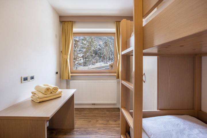 Entire apartment, Runcac - Holiday Apartment Rit with Mountain View, Wi-Fi & Balcony in San Vigilio di Marebbe, Mareo