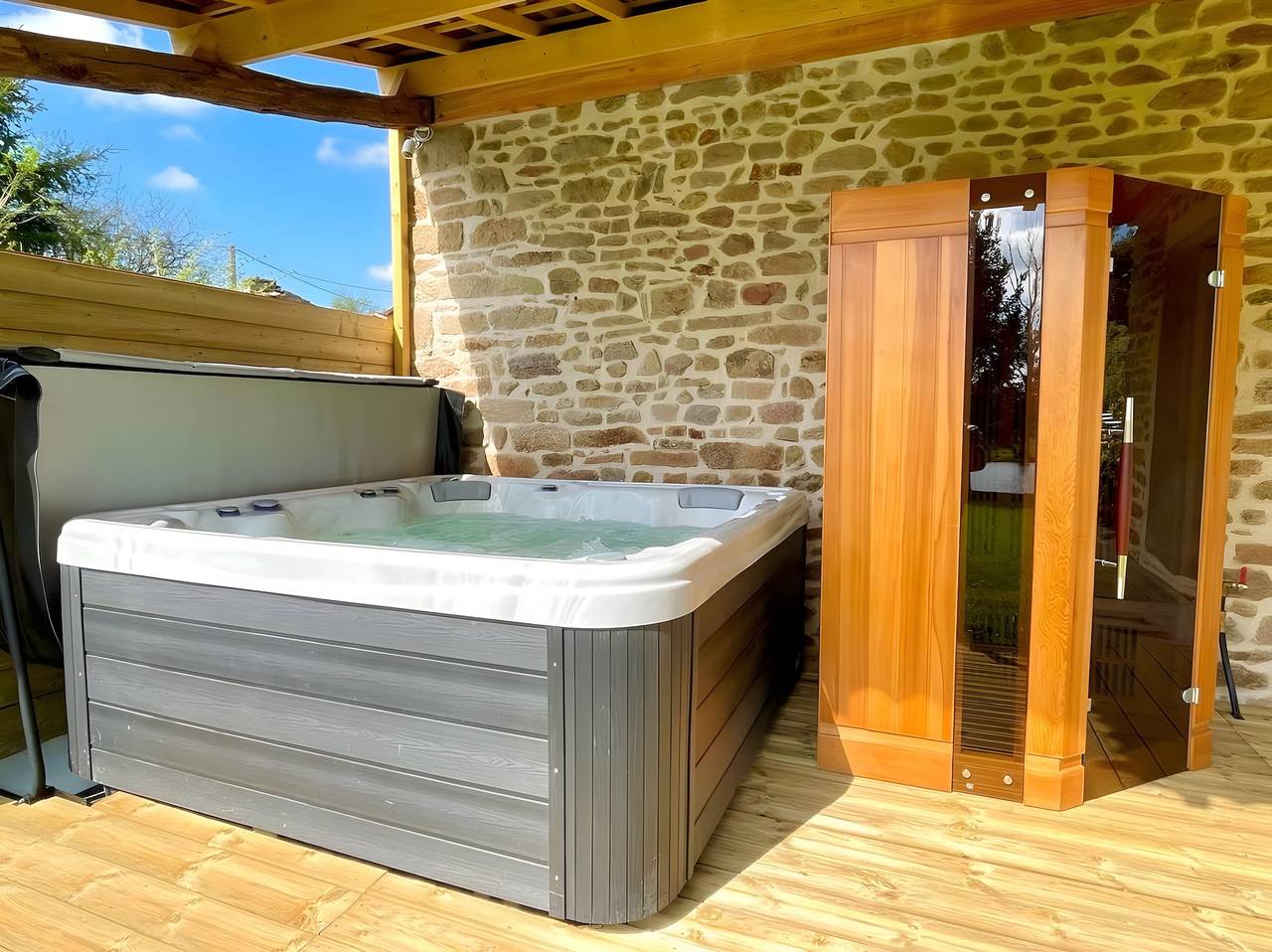 Maison de vacances « Le Gîte D'au, piscine chauffée » avec vue sur le lac, piscine partagée et Wi-Fi in Saint-Amand-Magnazeix, Région de Bellac