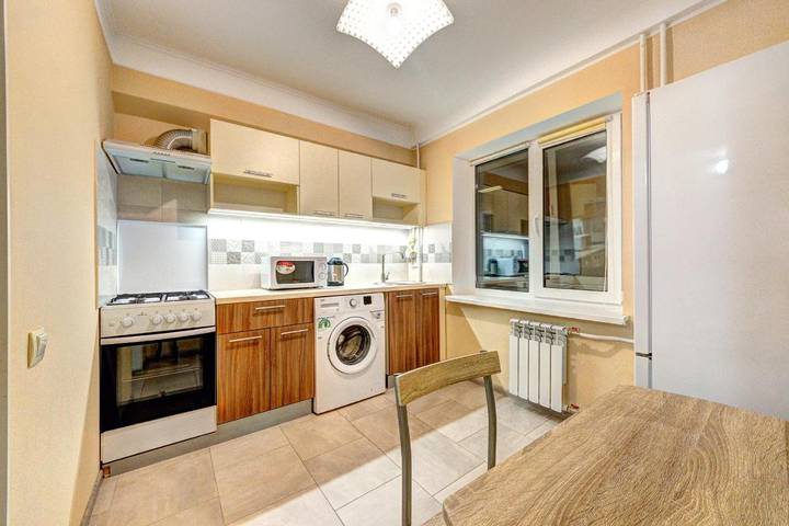 Ferienwohnung für 4 Personen, mit Balkon und Ausblick in Kiew