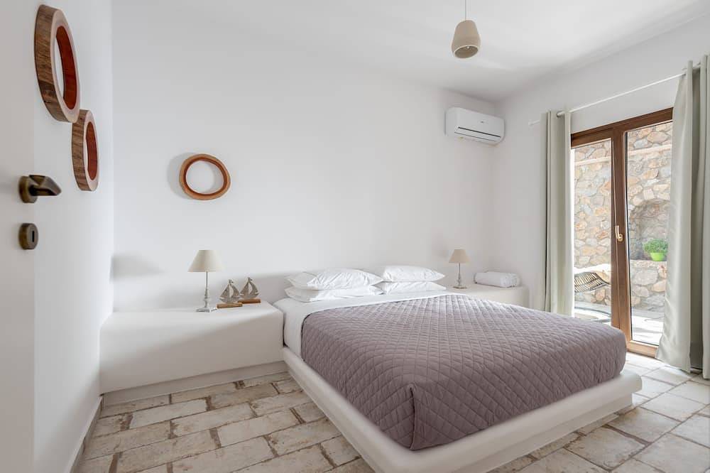 Geheel appartement, Elia Residences luxury 1 bedroom apartment ( right ) in Karterados, Santorini