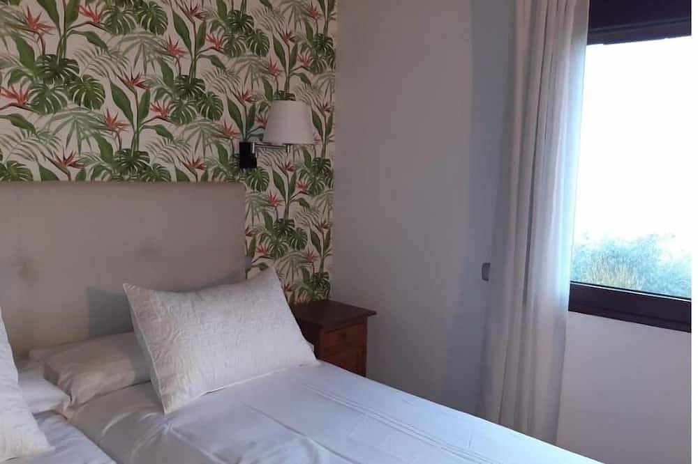 Beautiful house surrounded by meadows and oaks, with private pool and excellent views of the valley in Candeleda, Valle del Tiétar