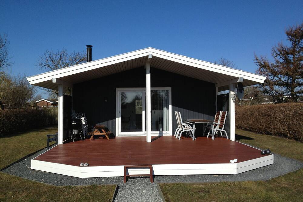 Hasmark beach 150m. Family friendly. Trampoline.  Closed garden.pets allowed in Otterup, Nordfyn