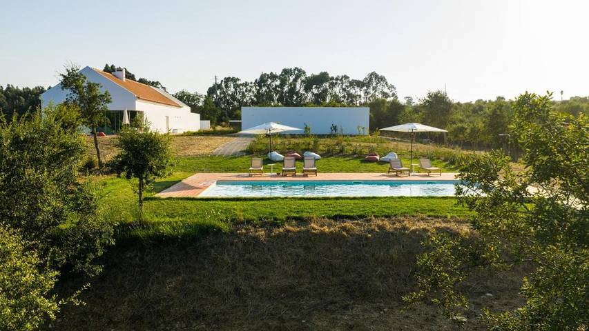 Vivendas de férias para 4 pessoas, com jardim e piscina e ainda vista na Costa Alentejana