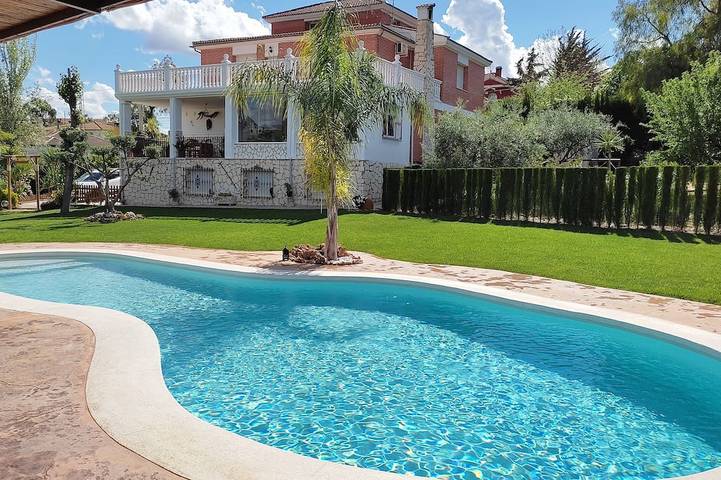 Ferienhaus für 14 Personen, mit Balkon und Garten