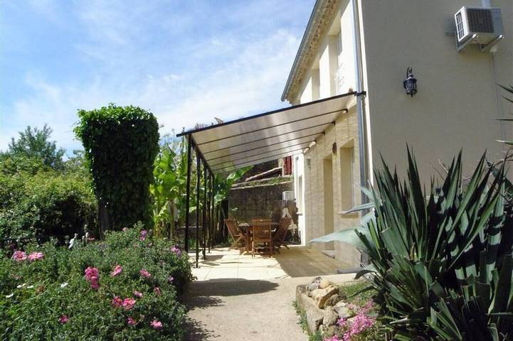 Maison de vacances pour 5 personnes, avec Jacuzzi ainsi que Terrasse et Jardin à Sauveterre