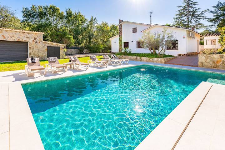Chalet para 12 personas, con Jacuzzi y Terraza además de Jardín y Piscina en Provincia de Barcelona