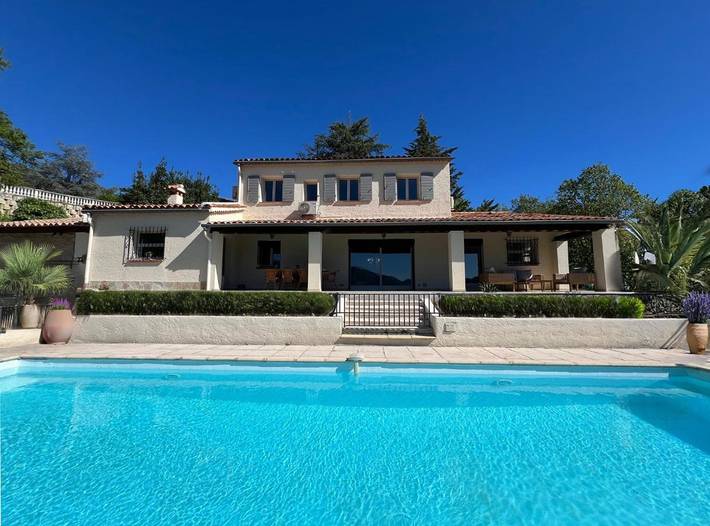 Villa pour 8 personnes, avec vue ainsi que piscine et jardin