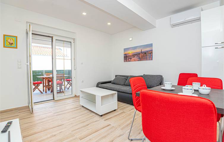 Ganze Ferienwohnung, Gemütliche Wohnung mit Terrasse, WLAN und 900 m zum Strand in Sibenik, Šibenik-Knin