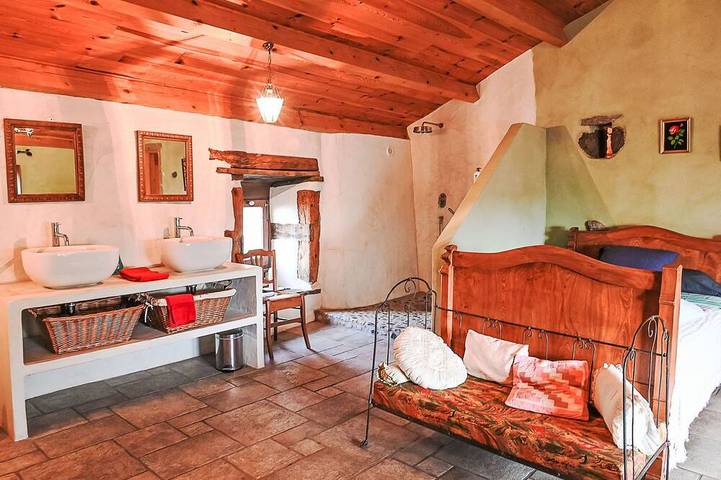 Location de vacances pour 6 personnes, avec jardin à Blassac - 2