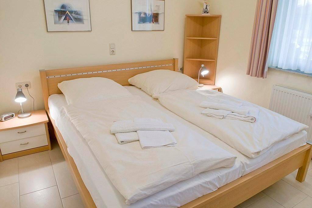 Entire apartment, Tolle, strandnahe Penthouse-Ferienwohnung am Yachthafen mit Balkon und Meerblick in Kühlungsborn, Baltic sea of Mecklenburg