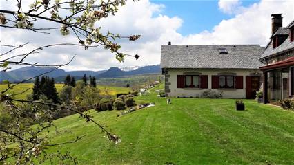 Gîte pour 4 personnes, avec jardin et terrasse à Chambon-sur-Lac