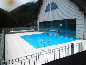 Gîte pour 6 personnes, avec balcon ainsi que vue sur le lac et piscine à Arreau