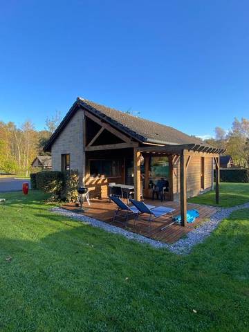 Location de vacances pour 5 personnes, avec vue ainsi que jardin et piscine, animaux acceptés à Signy-le-Petit