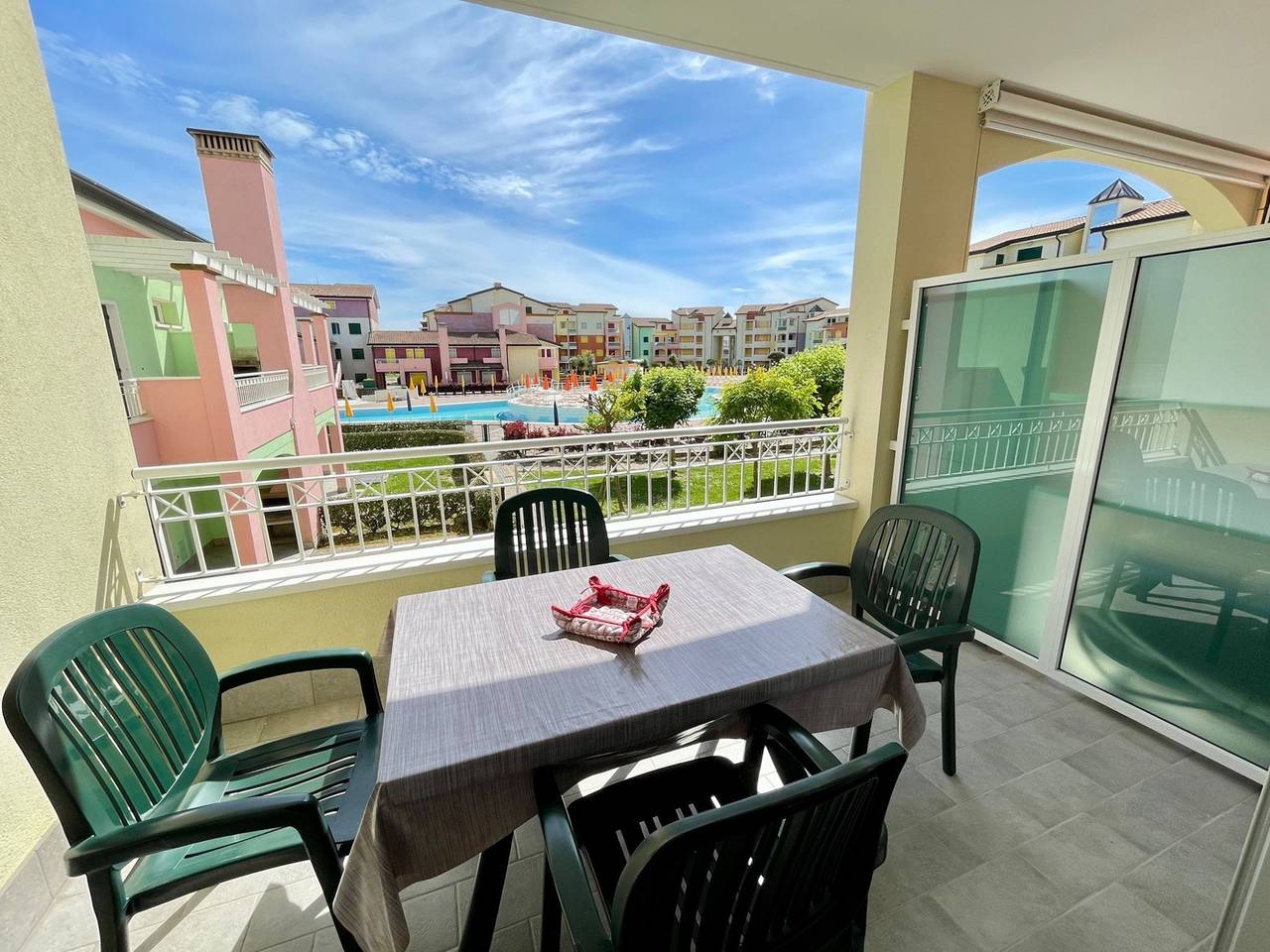 Appartement entier, Séjour dynamique avec piscine extérieure partagée in Porto Santa Margherita, Caorle