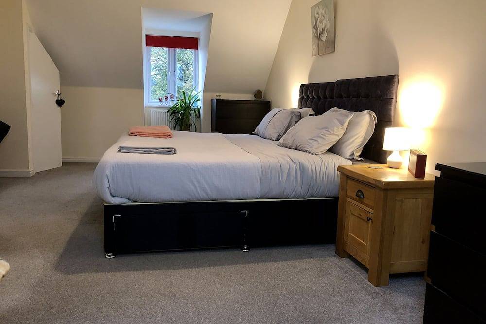 4 Bed Townhouse sleeps 7 in Priory Ward, Exeter
