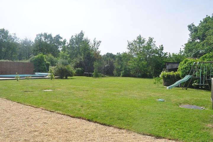 Location de vacances pour 7 personnes, avec jacuzzi et terrasse ainsi que piscine et jardin à Couëron - 4