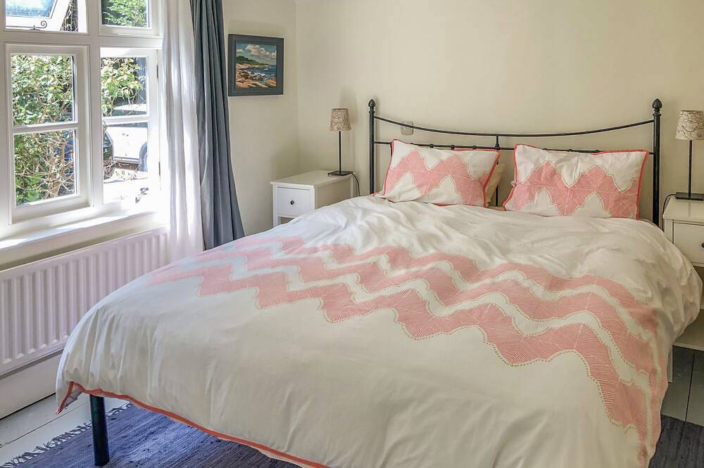 Woodhill Cottage, family friendly, with open fire in Holmbury St Mary in Shere, Guildford