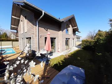Cottage pour 8 personnes, avec terrasse ainsi que vue et piscine à Excenevex
