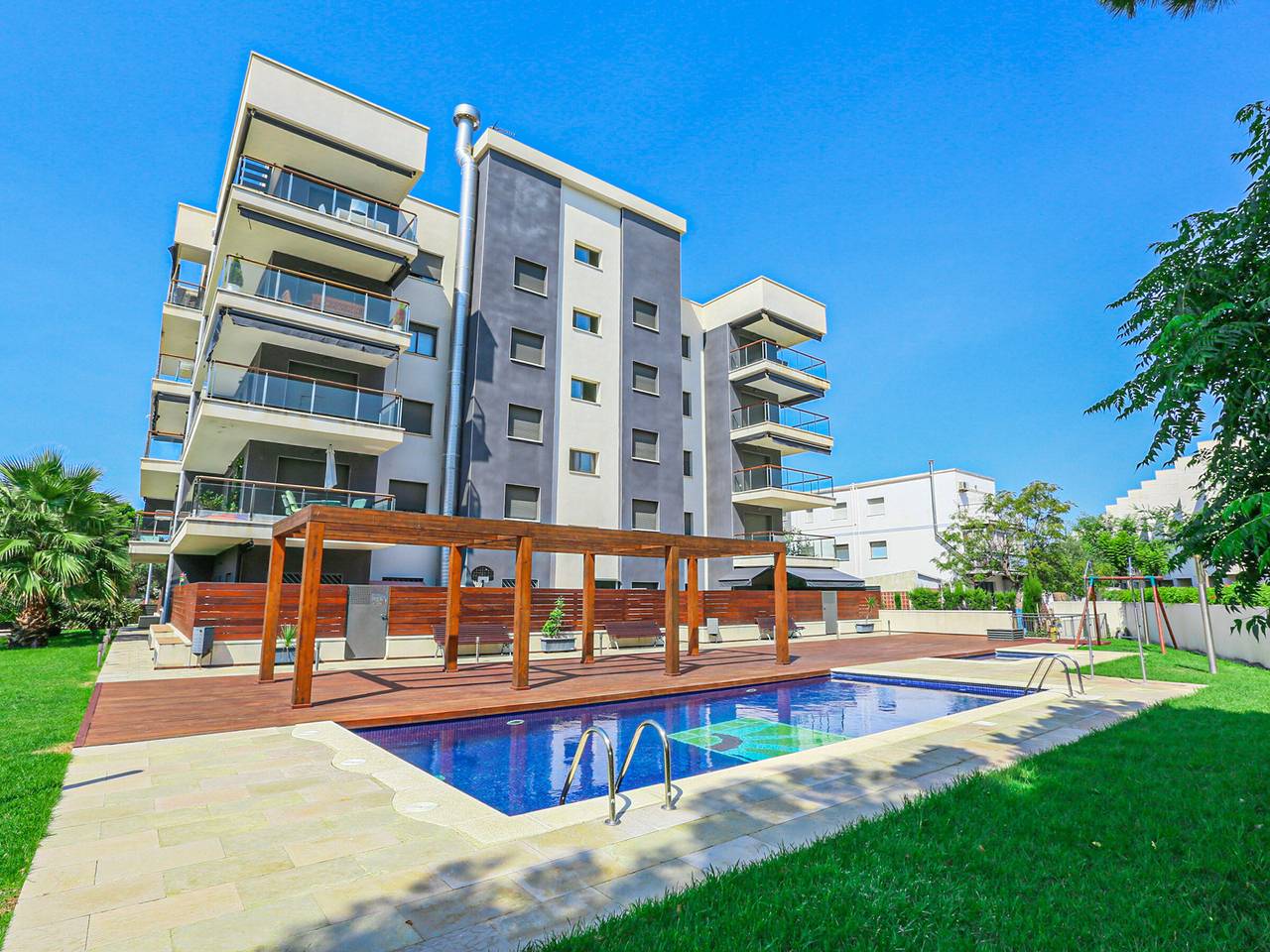 Entire apartment, Beachfront Apartment for 6 with Private Terrace, Garden & Pool Access in Cambrils, Costa Dorada