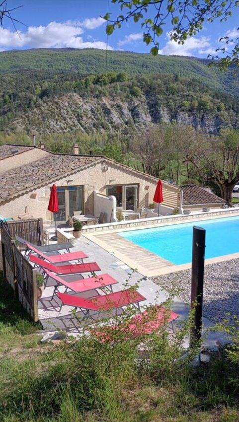 Gîte pour 2 personnes, avec jardin et piscine dans Gorges de la Méouge