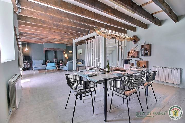 Gîte pour 4 personnes, avec terrasse et jardin à Saint-Clet