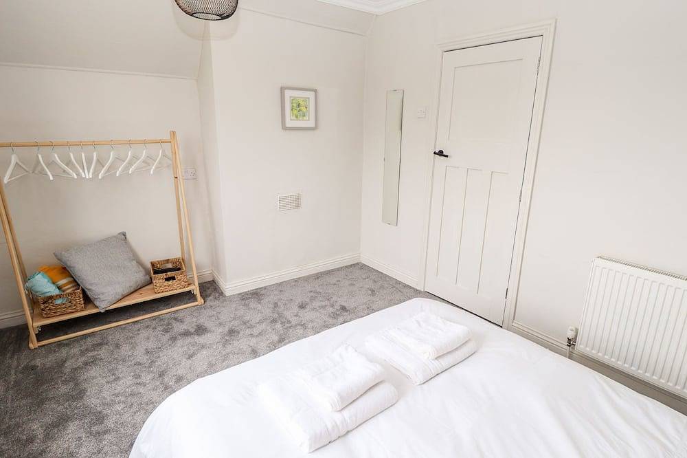 Westcott, pet friendly, with open fire in Chapel St Leonards in Anderby, Lincolnshire