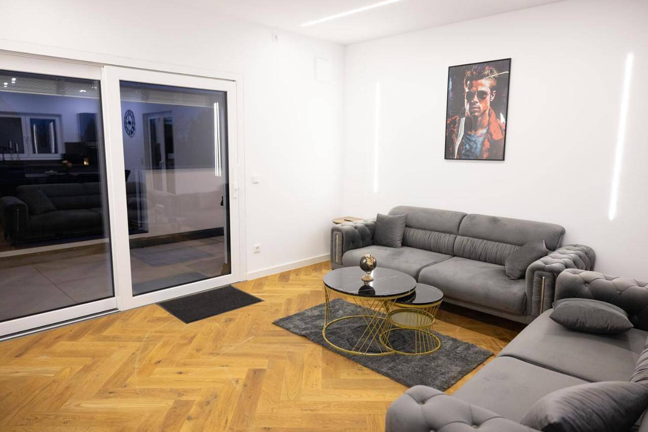Ganze Wohnung, Three-Bedroom Premium Apartment with Balcony in Senne, Bielefeld