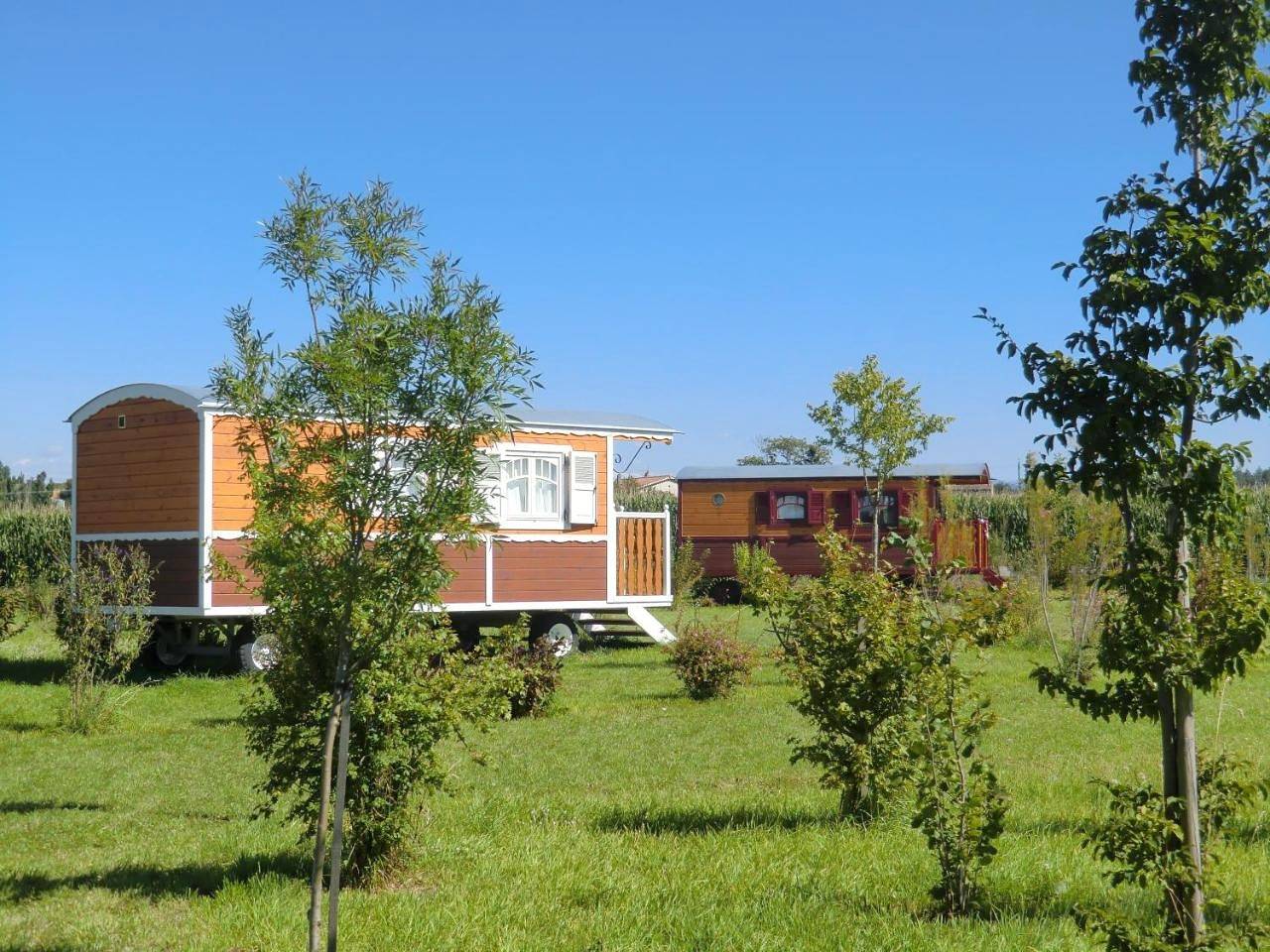 Les Roulottes-Gîtes de la Ferme de l'Autruche Dromoise in Livron-sur-Drôme, Région de Valence