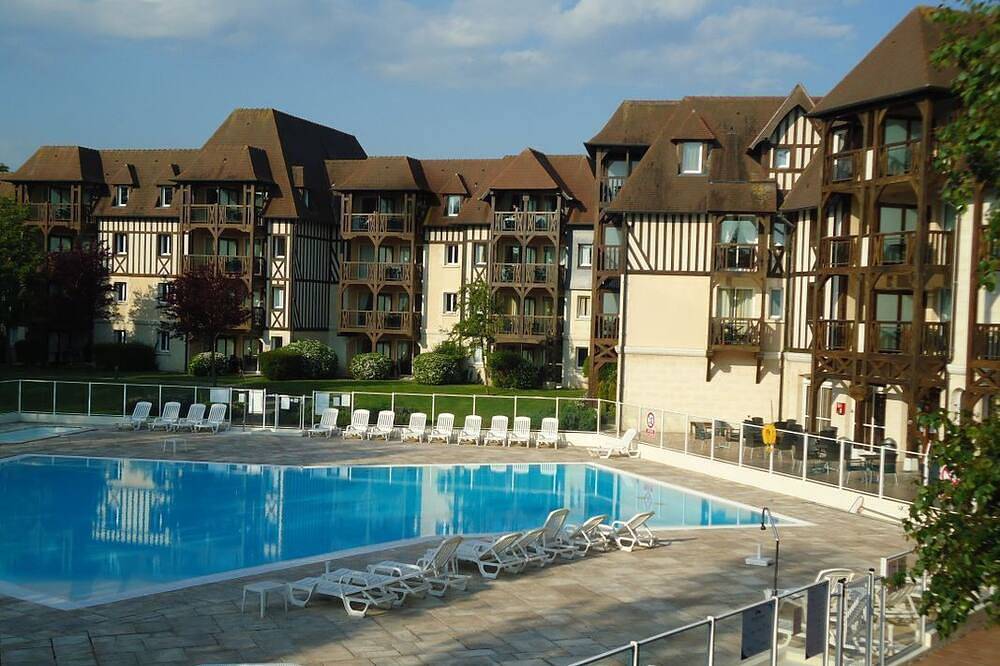 Appartement entier, Bel Appartement Terrasse.Vue Piscine Wifi Offert 6 Personnes in Deauville, Région de Lisieux