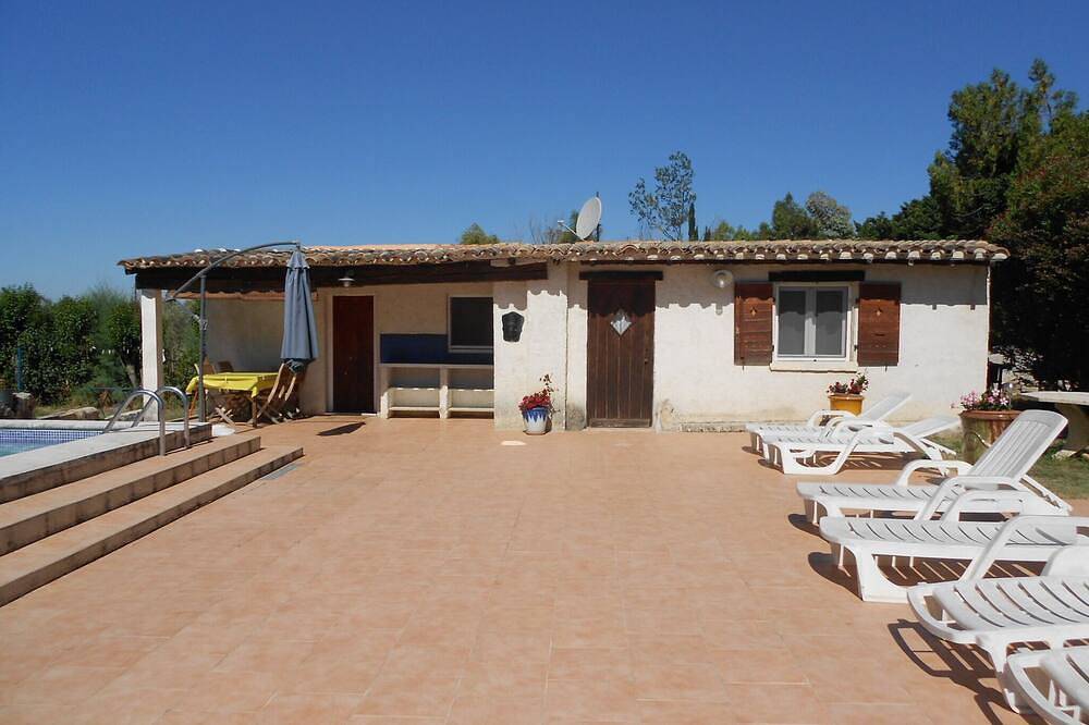 Maison 4 Pers. Au Calme Piscine Confort in Fontvieille, Région d'Arles