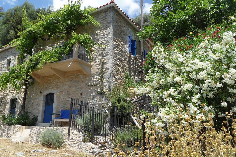 Wunderbares altes Steinhaus, mit Blick auf Meer und Bergen in Peloponnes
