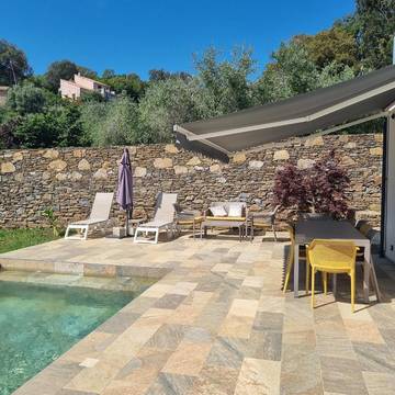 Gîte pour 4 personnes, avec piscine et jardin ainsi que terrasse et vue dans Folelli