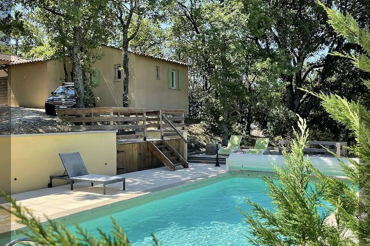 Gîte pour 5 personnes, avec terrasse ainsi que piscine et jardin, animaux acceptés