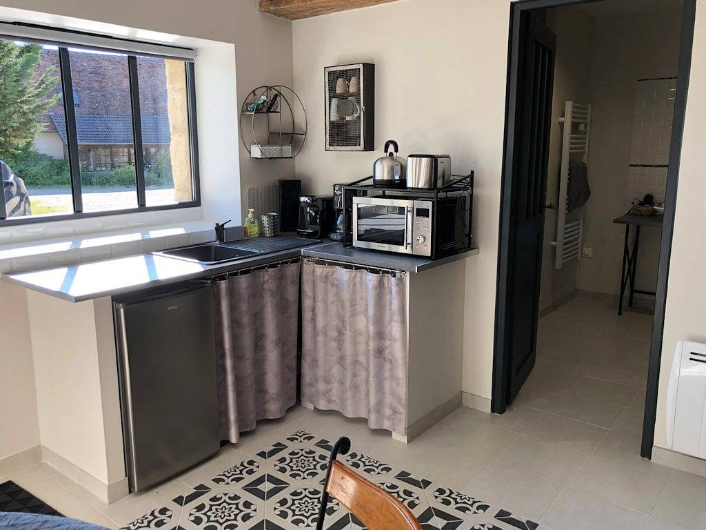 Chambres d'hôtes de la Grange Bernon avec kitchenette - logement L'Atelier avec kitchenette in La Celle (Cher), Saint-Amand-Montrond