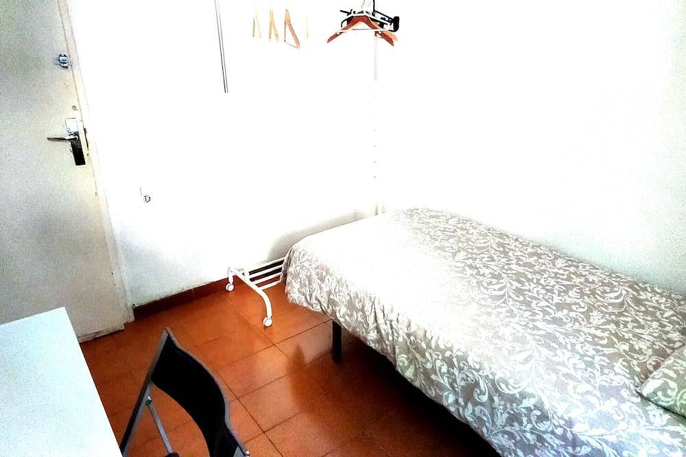 Geheel appartement, Private room (1) near the University with large terrace of 150 m2.  in Barcelona, Barcelonès