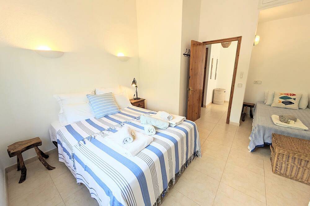 Secluded spacious villa mature gardens in Binibeca Nou private pool wifi aircon in Binibeca, Sant Lluís