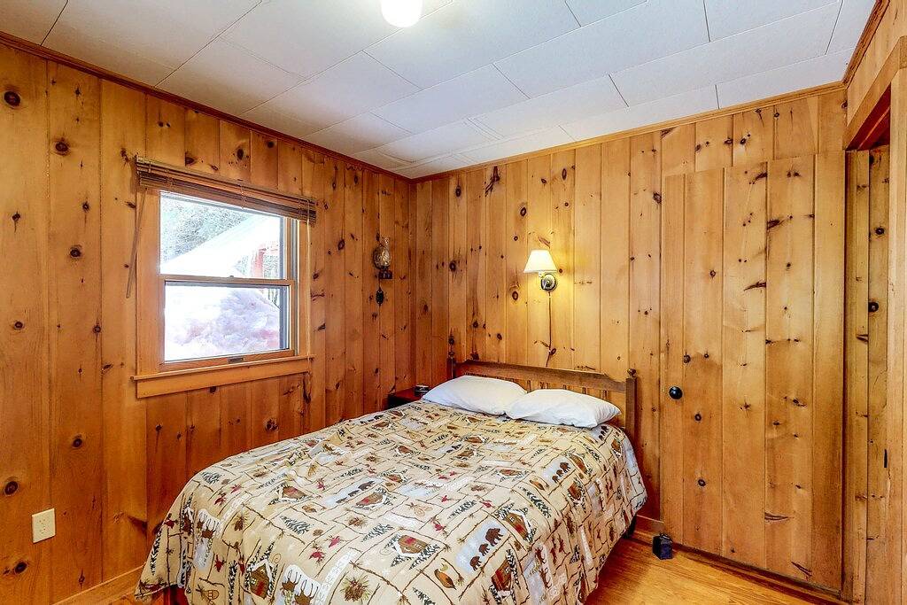 Haus am See w / private Dock, Kiesstrand & geschlossene Veranda - Hunde willkommen! in Greenville (ME), Moosehead Lake