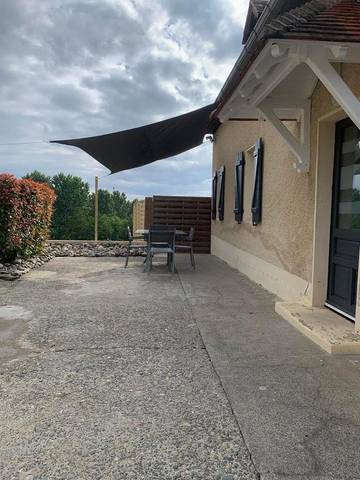 Gîte pour 3 personnes, avec jardin et vue dans Lacq