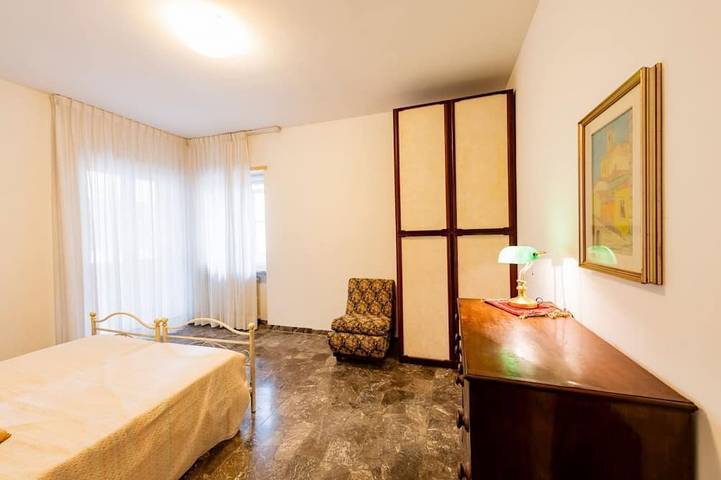 Appartement entier, Guesthost - Colorful 60 sqm apartment with balcony, just a 5-minute walk from the sea. The accommodation is located on the first floor of a building with lift and can host up to 2 guests.The building is situated in a quiet residential area, well served b in Pescara, Province de Pescara