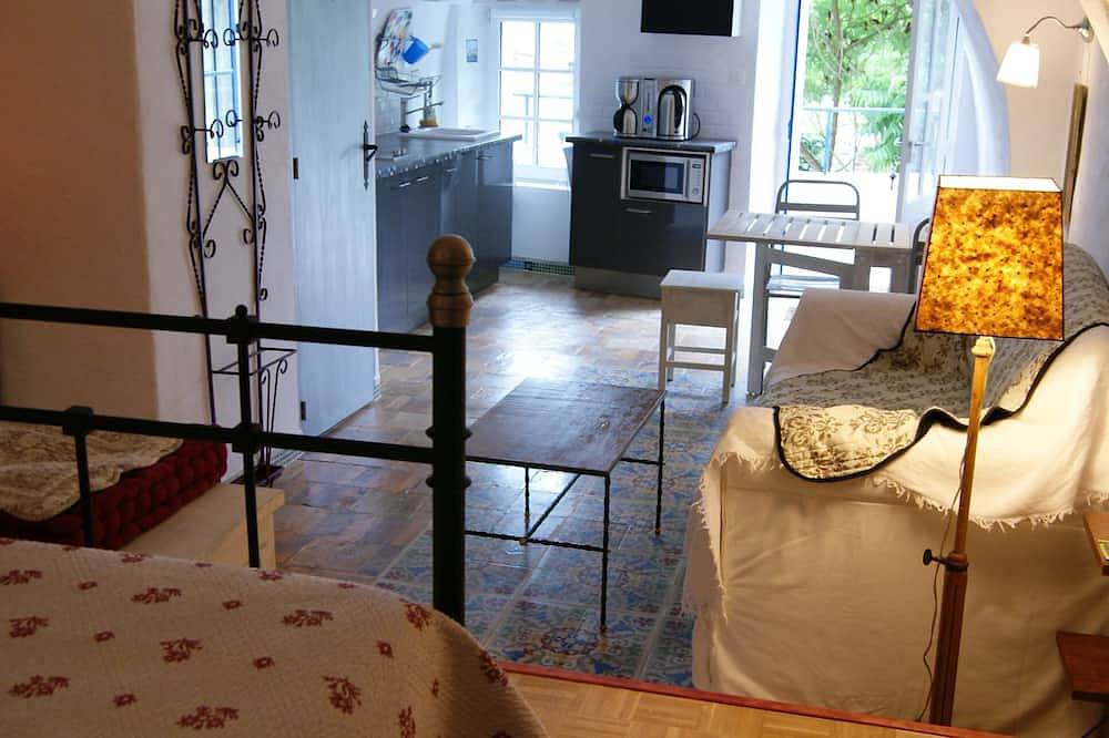 Entire apartment, Charming cave studio with garden in the historic center of Amboise in Amboise, Tours region