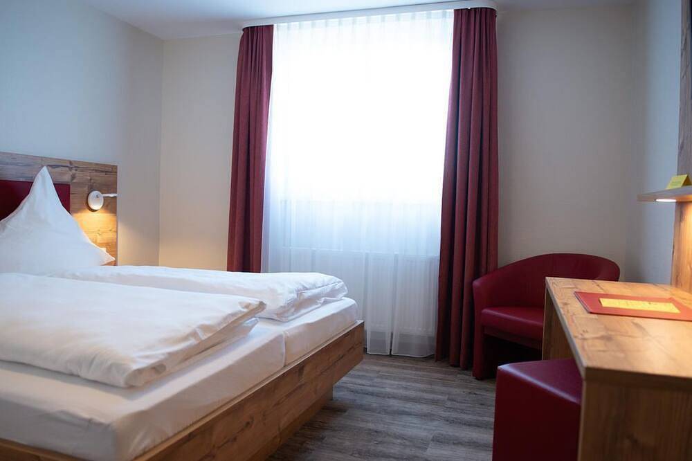 Standard Doppelzimmer - Gasthaus Stroh in Buchholz (Westerwald), Rheinland-Pfalz