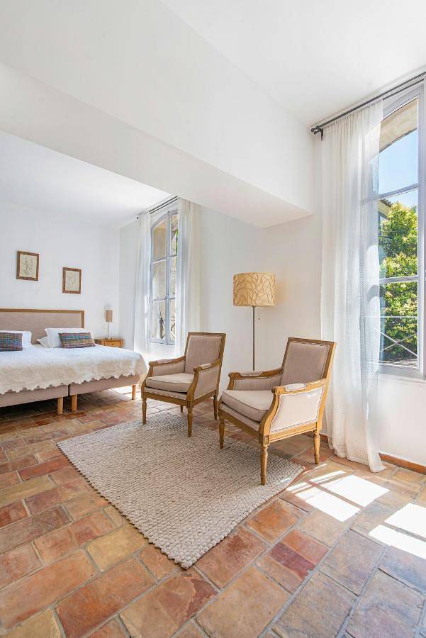 Location de vacances pour 2 personnes, avec vue et terrasse, animaux acceptés dans Office De Tourisme Du Pays Des Sorgues Et Des Monts De Vaucluse - 2