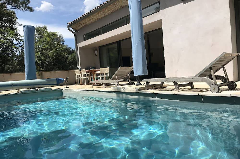 Au sommet du village, vue magnifique sur le Mt Ventoux,  piscine privée chauffée in Bédoin, Parc naturel régional du Mont-Ventoux