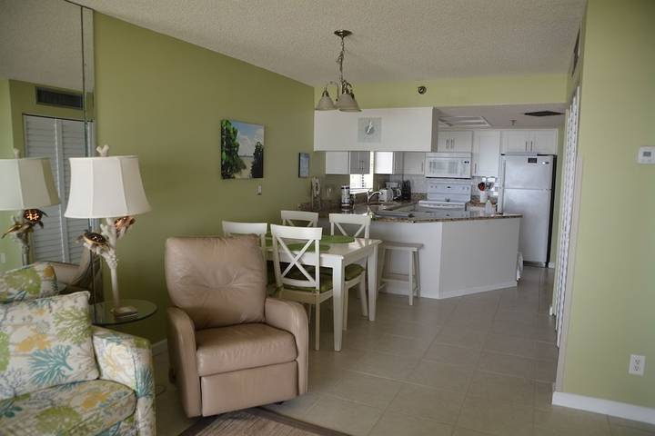 Vacation rental for 2 people, with hot tub and pool as well as balcony in St. Pete Beach