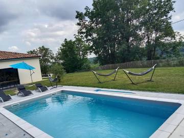 Location de vacances pour 6 personnes, avec vue ainsi que piscine et jardin à Corgnac-sur-l'Isle
