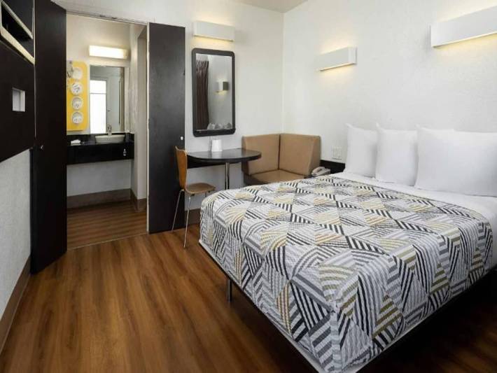 Apartamento entero, 1 cama matrimonial | Ducha/microondas adaptado para personas con discapacidad in Goleta, Condado de Santa Bárbara