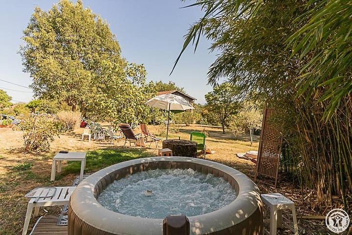 Chambre d’hôte pour 6 personnes, avec jardin et sauna ainsi que jacuzzi et terrasse